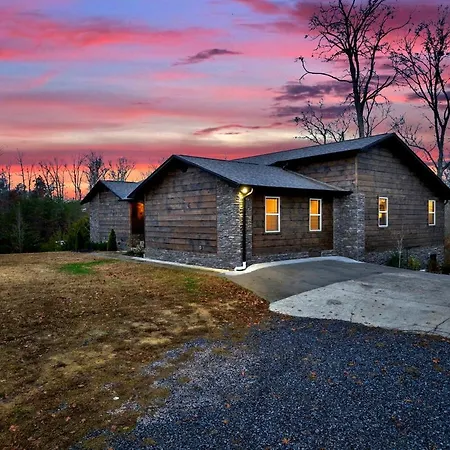 Honeybear Hideaways - Spectacular Smoky Mountain Cabin With Indoor Pool, Game Room And Hot Tub